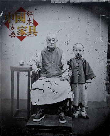 7拍攝于十九世紀(jì)末的一張老照片，廣式家具和尊卑有序的老幼面帶緊張地看著鏡頭