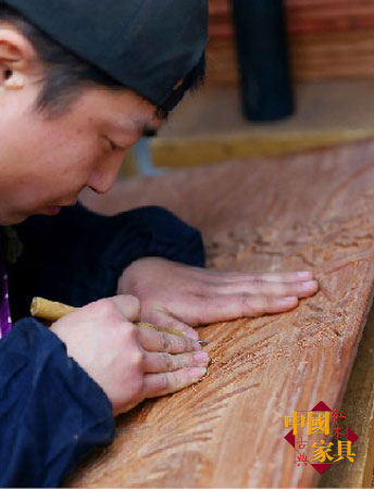 3工作之余，雕刻師傅們非常注重自我提高雕刻技藝