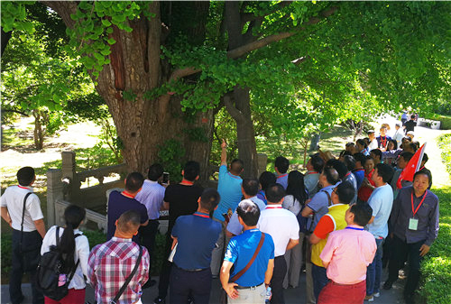 7 木作班學(xué)員參觀戒臺(tái)寺2_看圖王