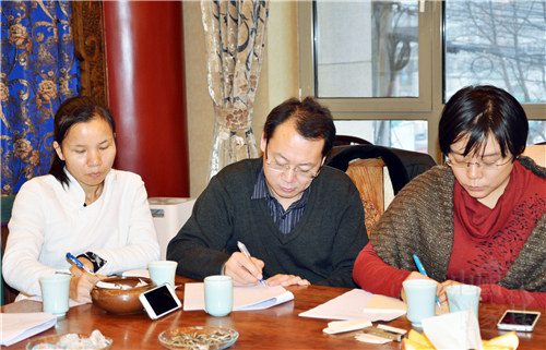 06編委會編輯人員認(rèn)真記錄