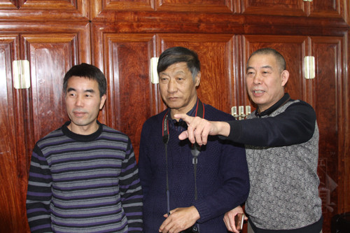 03胡德生、田燕波和謝勇一起討論家具的制作
