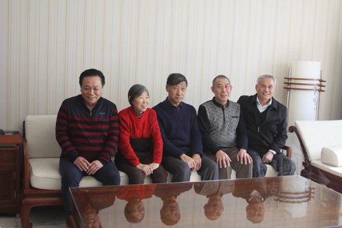 05胡德生和田燕波與儒匠傳奇的部分消費(fèi)者合影