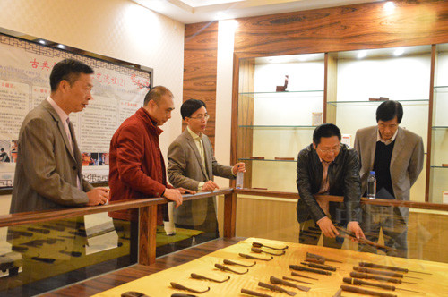 03區(qū)旅游局、旅游行業(yè)協(xié)會(huì)領(lǐng)導(dǎo)一行參觀新會(huì)古典家具城