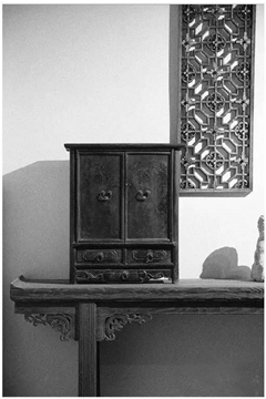 圖11_清代民間使用的矮型小柜，既可置于案上，也可放于炕榻之上（圖片來(lái)自網(wǎng)絡(luò)） (1)_副本