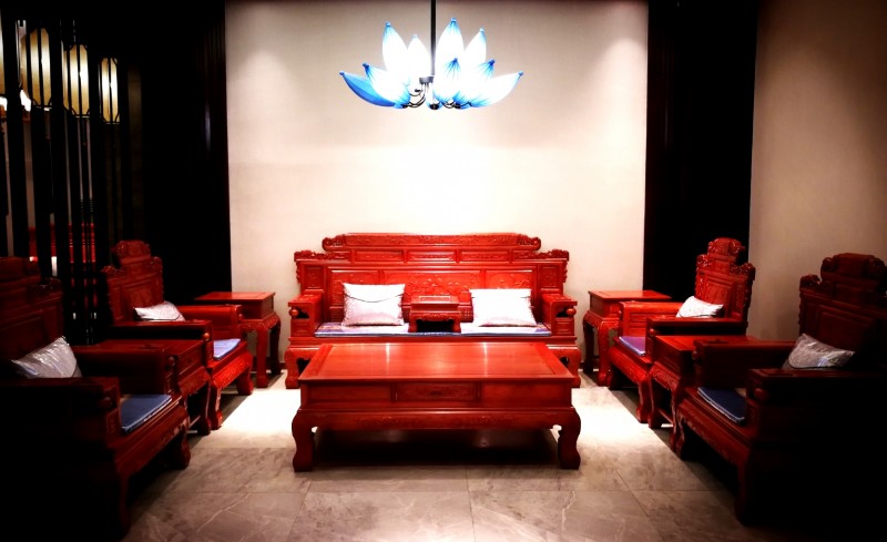 1、興國紅木專門為80后消費群體打造的客廳系列產(chǎn)品_看圖王