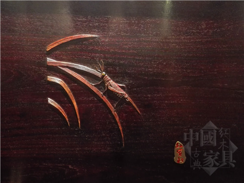 2三五條草葉，一只蝗蟲